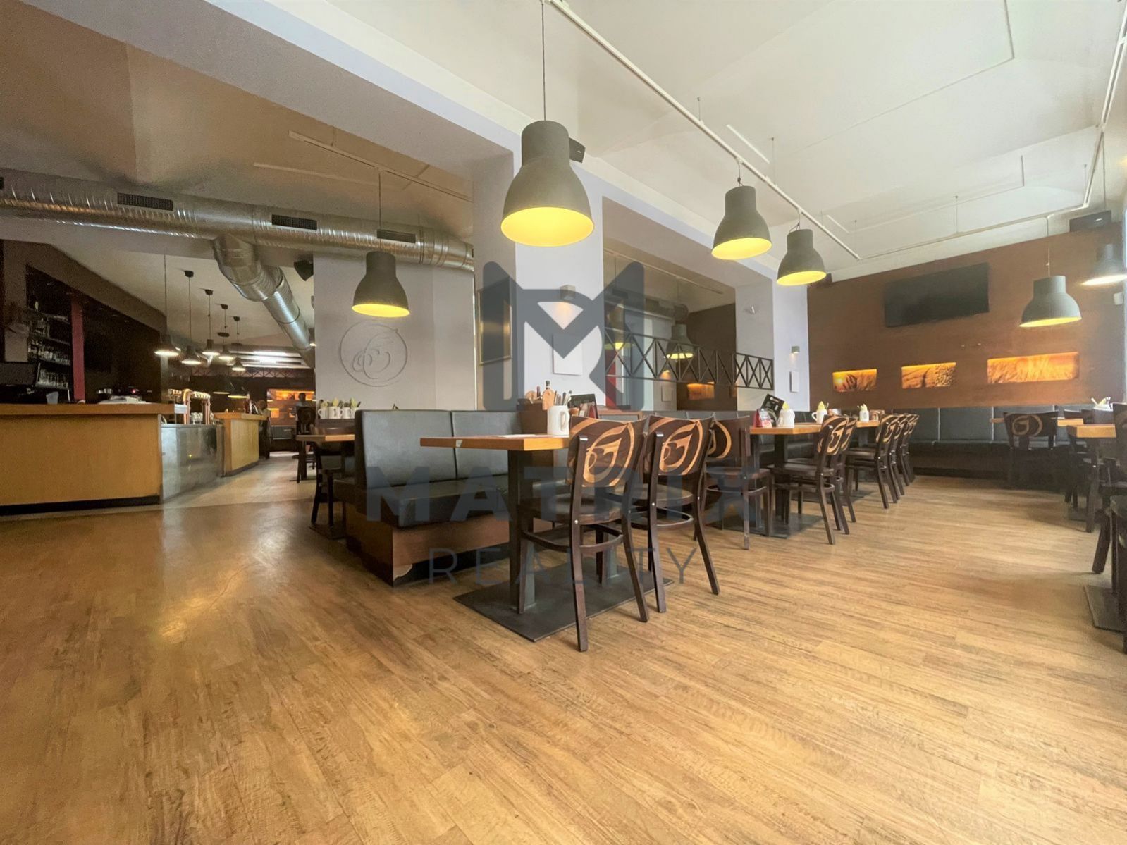 Pronájem velké restaurace se zastřešenou terasou, ul. Zenklova, Praha 8 - Libeň